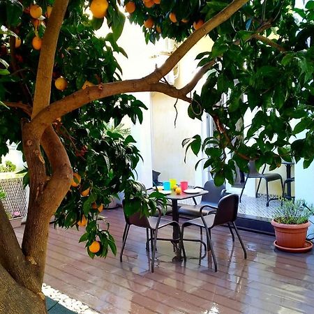 Sunny Orange Garden Apartment In Central リスボン エクステリア 写真